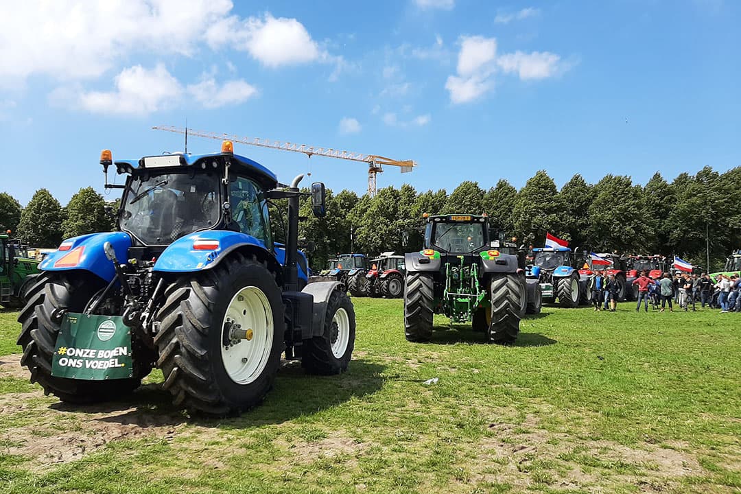 Boerenprotest op het Malieveld op 8 juli 2021. Staatsbosbeheer heeft als beheerder van het Malieveld zich al eerder beklaagd over de schade aan het veld na boerenprotesten. Foto: Mariska Vermaas