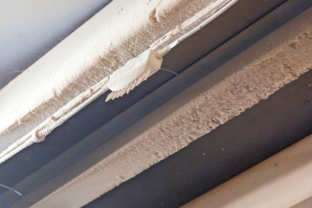 Een systeem om fijnstof af te vangen door ionisatie. Minister Staghouwer roept pluimveehouders, die een ionisatietechniek op basis van hoogspanning gebruiken, op de installatie uit te zetten. Foto: Koos Groenewold
