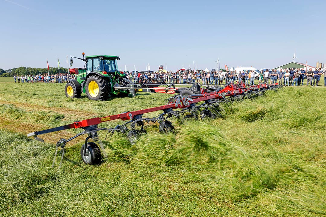 Voor veel bezoekers van Grasdag 2022 is het voor het eerst dat zij de nieuwe Vicon Fanex 15.60 schudder aan het werk zien. Werkbreedte rond 15 meter met 14 rotors. Gesloten oliebad tandwielkasten en vingerkoppelingen op de opklapdelen. - Foto's: Koos Groenewold