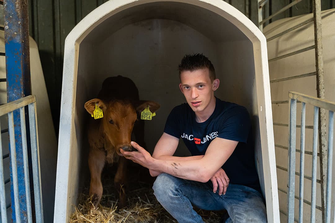 Eric van der Avoird (18) woont in Delfstrahuizen (Fr.). Het bedrijf thuis telt 215 melkkoeien en 85 stuks jongvee op 115 hectare. Ook is er een loonwerktak. - Foto: Andrea van Schaik