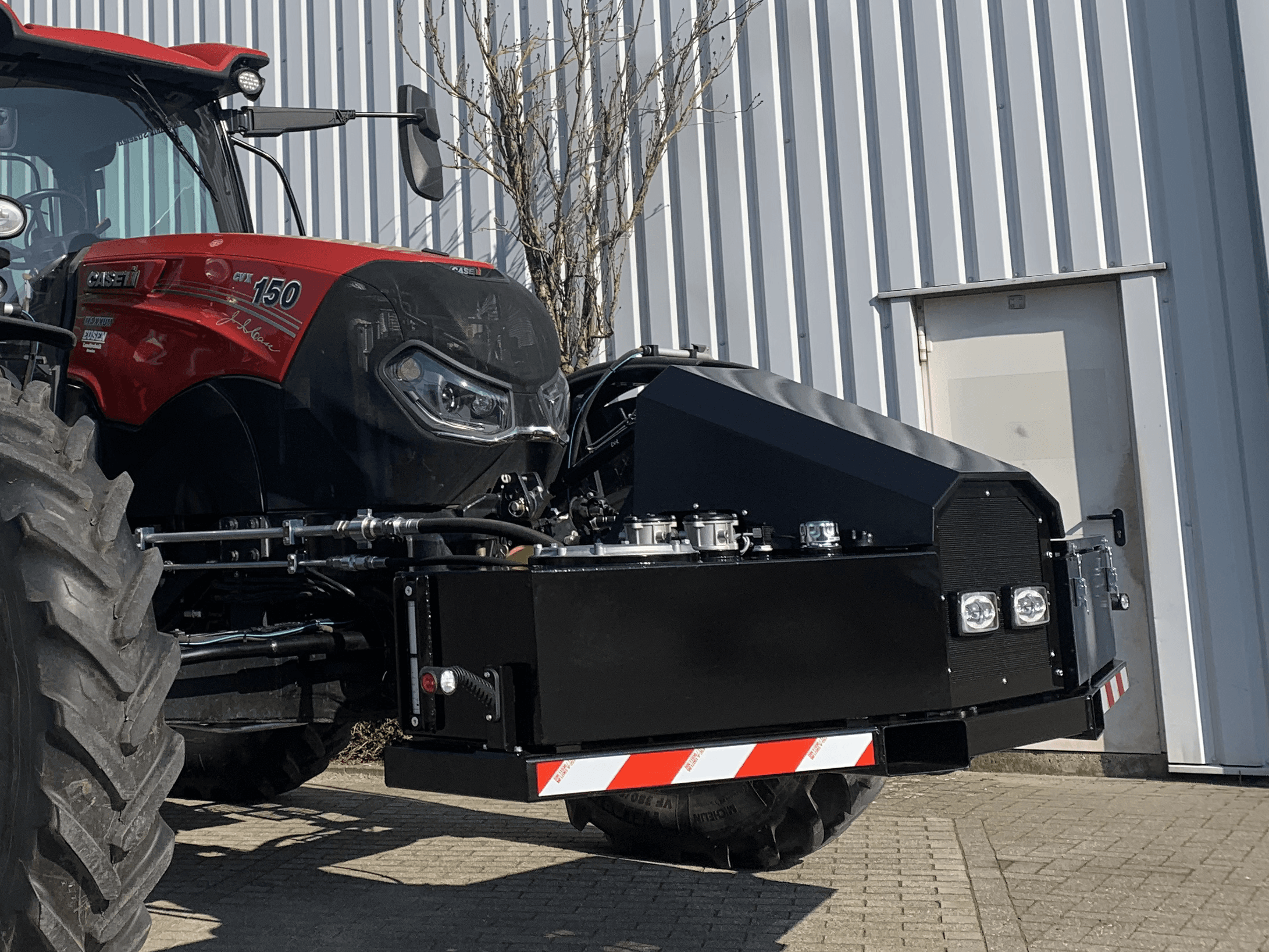 Hydrauliekspecialist Hydroos heeft een frontunit ontwikkeld om de wielen van een getrokken werktuig hydraulisch mee aan te drijven. - Foto's: Hydroos