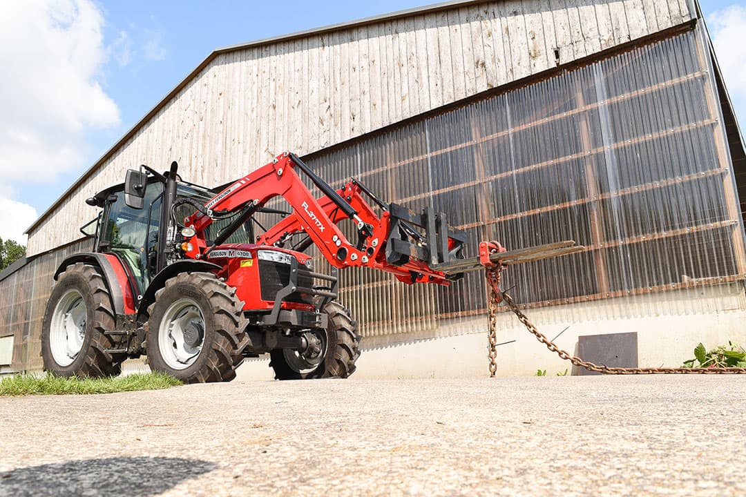 Hier wordt de hefkracht van de voorlader gemeten. De Massey Ferguson en Steyr tillen de meeste kilo’s, zowel dicht bij de grond als op 3 meter hoogte. - Foto: Florian Tastowe