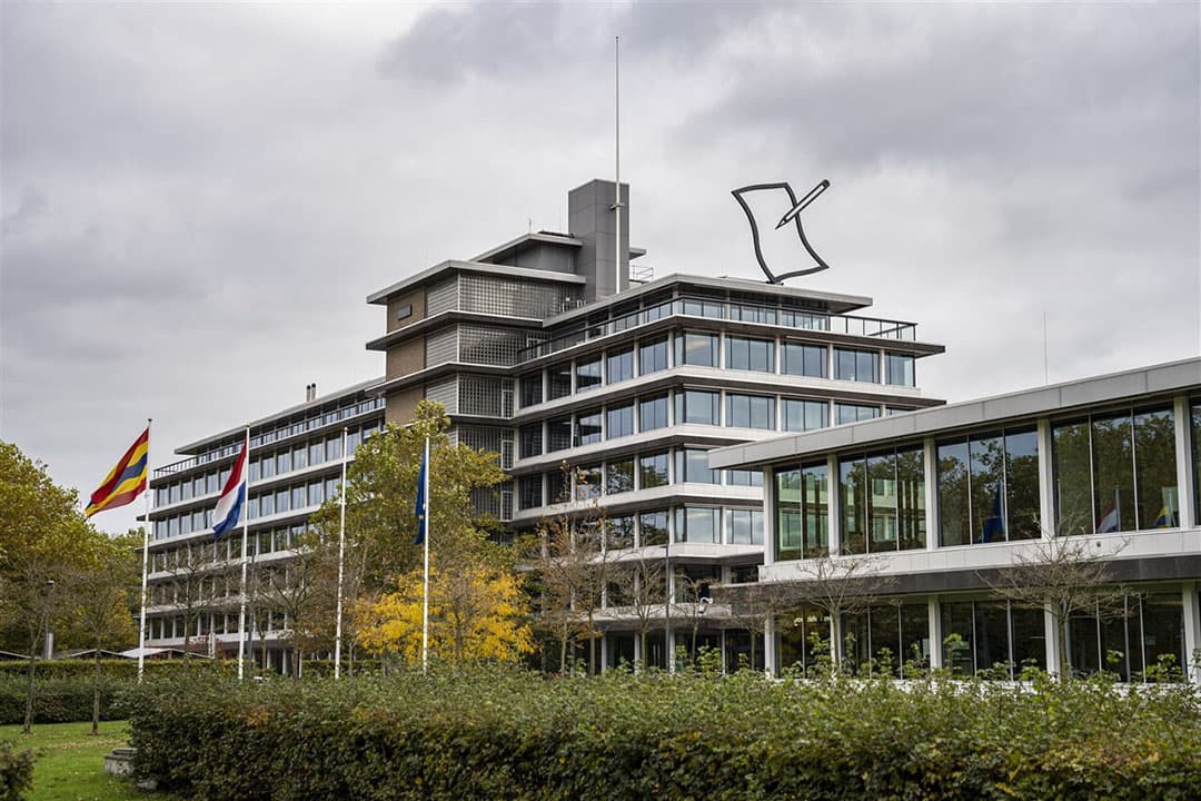 Het provinciehuis van Overijssel. De provincie vindt dat de generieke maatregelen van het Rijk onvoldoende perspectief bieden voor de ondernemers die door de uitspraak van de Raad van State drie jaar geleden in onzekerheid zijn gekomen. - Foto: ANP