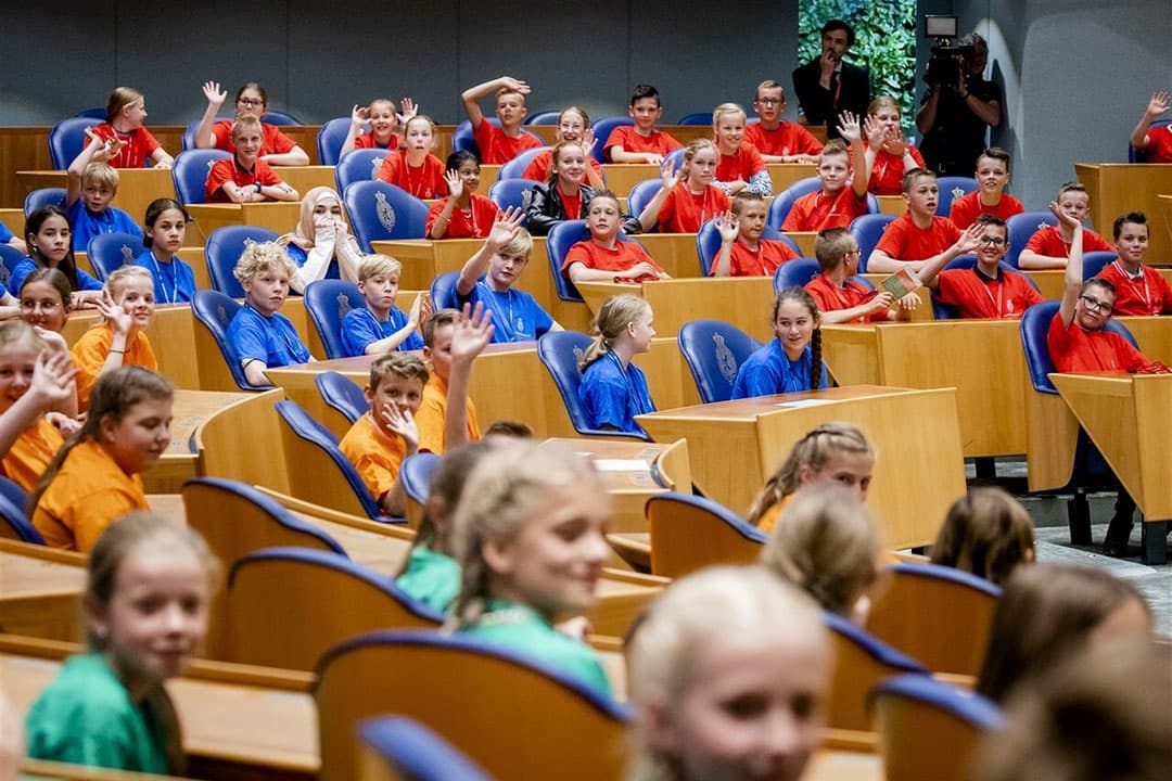 Scholieren in de Tweede Kamer tijdens het Kindervragenuur, dinsdag 17 mei. Kinderen uit groep 7 en 8 zitten in de blauwe Kamerzetels en bestoken premier Mark Rutte en de ministers Harbers, Staghouwer en Dijkgraaf met vragen over thema's als de democratie, dierenwelzijn, landbouw, milieu en onderwijs. -  Foto: ANP