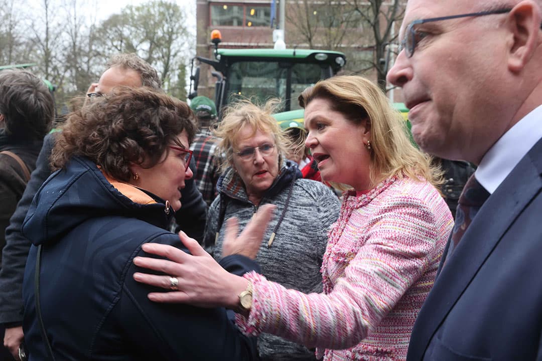 Als Christianne van der Wal haar regeling echt woest aantrekkelijk maakt, gaan de toekomstige stoppers niet met de trekkers naar Den Haag om te protesteren. - Foto: Roel Dijkstra