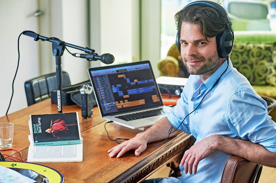 Voor de podcastserie over bestrijdingsmiddelen deed Dirk de Bekker samen met adviesbureau CLM onderzoek naar de stand van zaken. Foto: Van Assendelft Fotografie