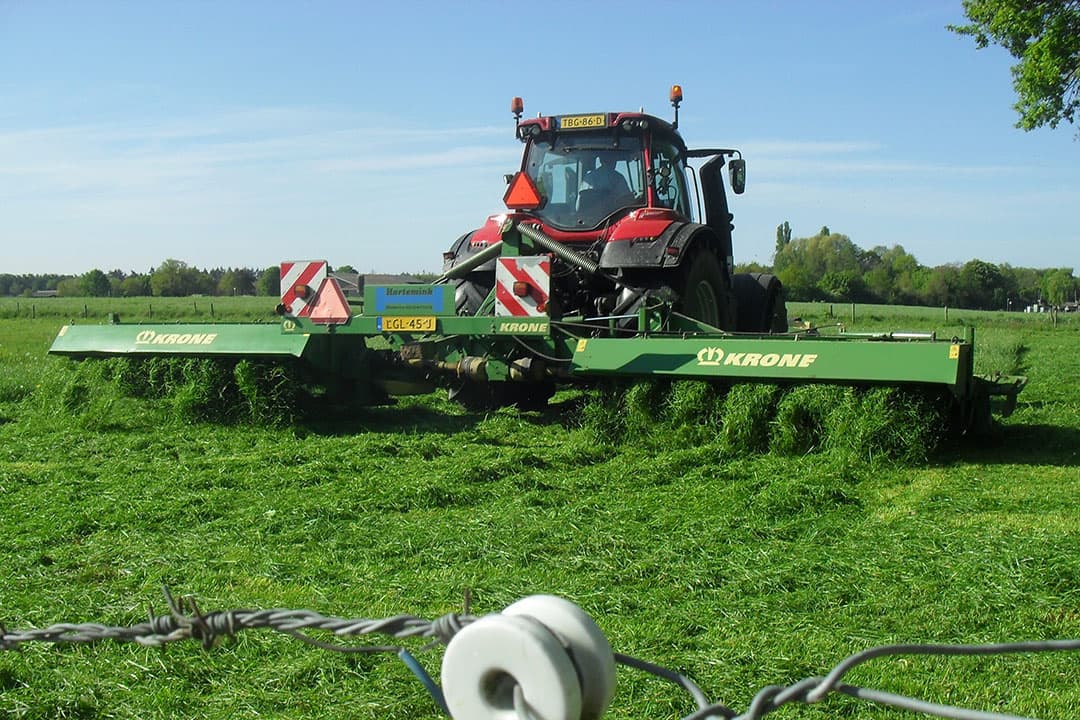 Loonwerker Gert Hartemink in Sinderen (Gld.) maait begin mei 15 hectare gras voor melkveehouder Jan Rougoor in dezelfde plaats. Hartemink maait met de front- en zijmaaiers 9 meter breed. - Foto's: Wijnand Hogenkamp