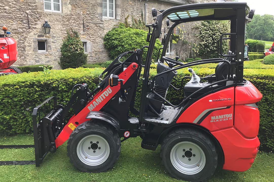 Manitou komt met zes nieuwe minishovels, waaronder deze kleinste MLA 2-25 H. Het cijfer 2 staat voor de machine grootte (2 = klein, 5 = groot). Het cijfer ‘25’ staat voor het motorvermogen in pk’s . De ‘H’ staat voor de transmissie. In dit geval een hydrostaat. - Foto's: Bas van Hattum