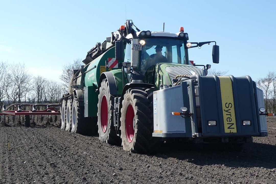 Een Fendt 939 met 27 kuubs Samson-mesttank helemaal op Alliance VF-banden. Het Deense onderzoek stelt dat er in bandensporen 10,4% meer mais groeit. - Foto's: Bas van Hattem