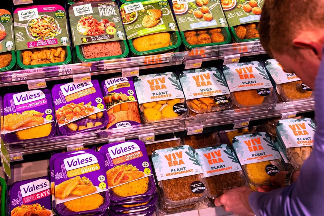 Een schap vol vleesvervangers in een Plus-supermarkt. - Foto: ANP