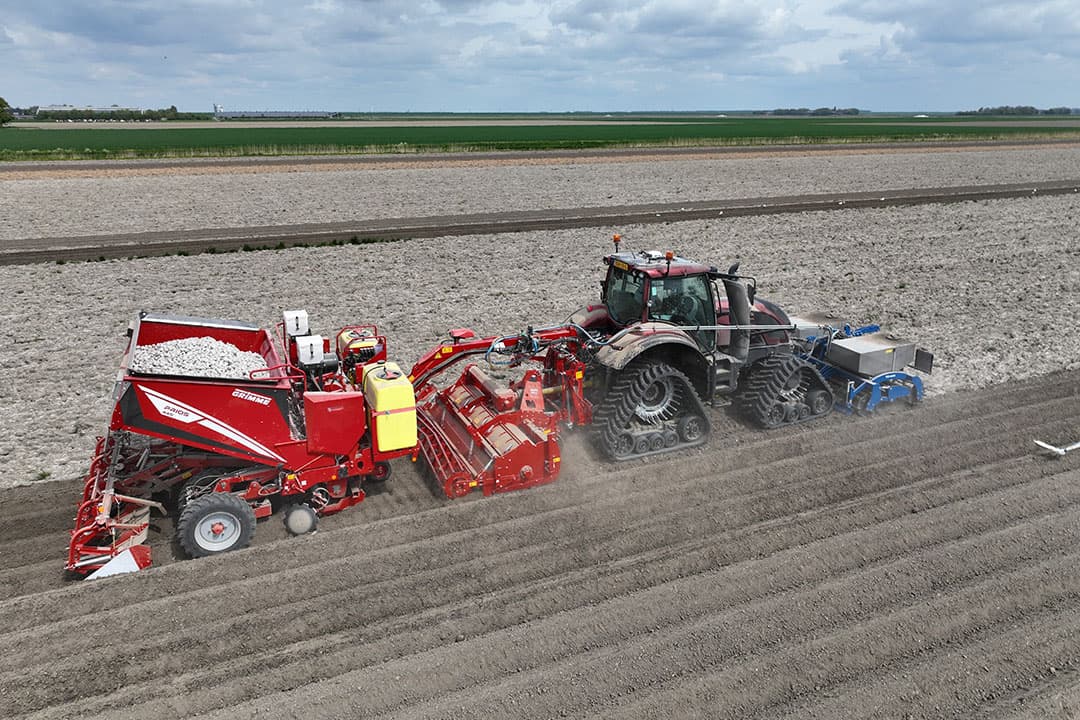 Fabrikant Grimme test twee nieuwe bekerpootmachines in Nederland. - Niels van der Boom