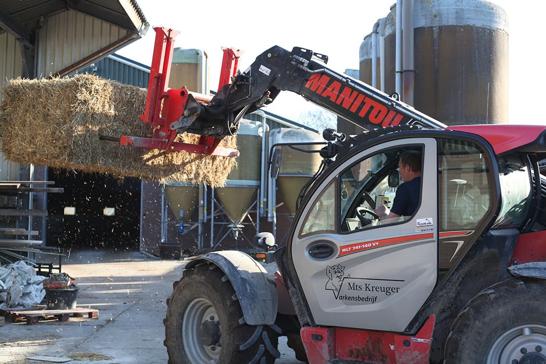 Varkenshouder Jan Kreuger gebruikt sinds 2019 de Manitou MLT 741-140 V+ op zijn bedrijf. “Deze verreiker met een mast van 7 meter en 140 pk sterke motor past het best bij ons." - Foto: Manitou