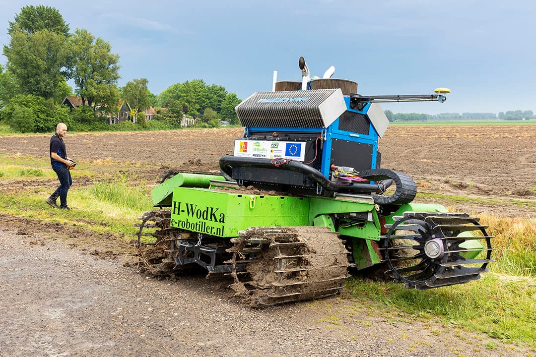 De e-robotiller wordt aan het publiek getoond in Goudswaard (Z.-H.). Deze veldrobot is ontworpen voor grondbewerking en wordt aangedreven door een brandstofcel die op waterstof werkt. - Foto's: Roel Dijkstra