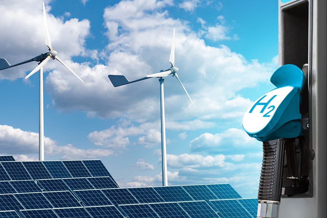 De combinatie van zonnepanelen en windmolens is verreweg het meest ideaal om waterstof te produceren. - Foto: Canva