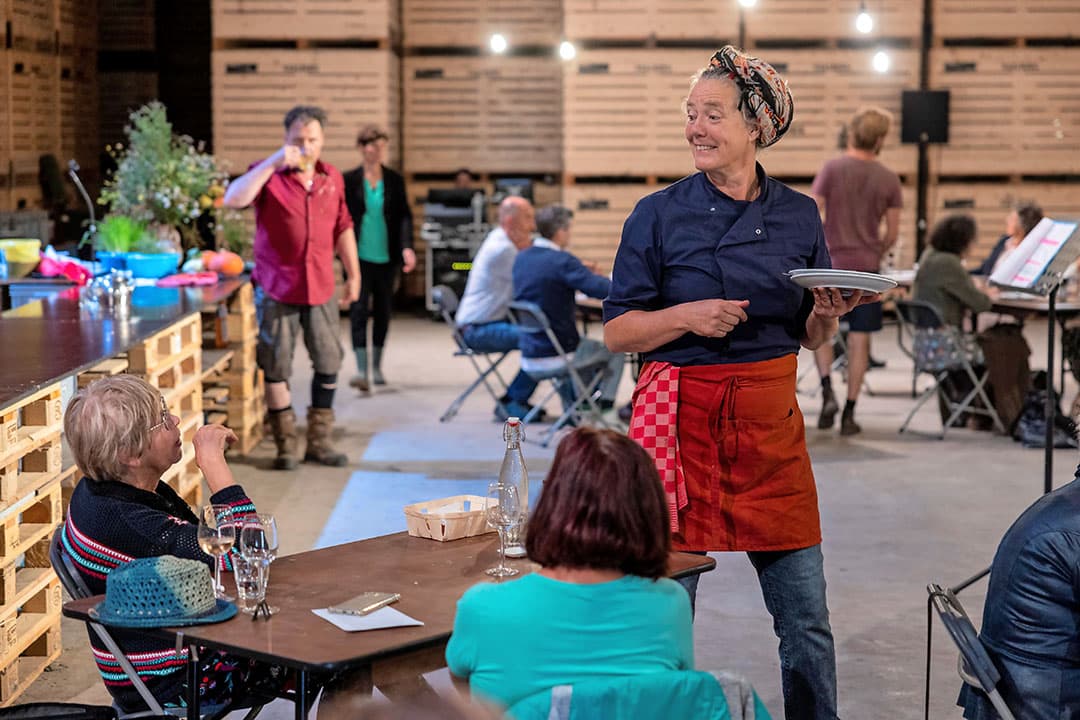 Theatermaakster Titia Bouwmeester sprak uitgebreid met boerengezinnen. De gesprekken zijn opgenomen in de nieuwste theatervoorstelling die op een boerenerf plaatsvindt. - Foto: Marcel Mölle