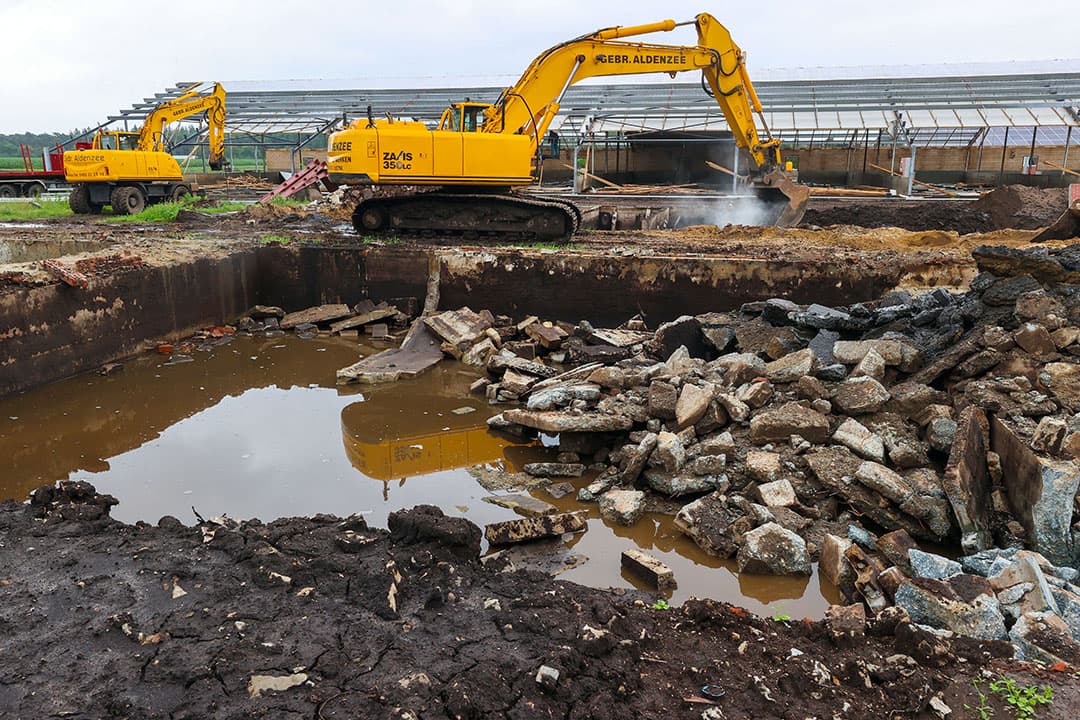 Slopen van een varkensstal in het kader van de warme sanering varkenshouderij. - Foto: Bert Jansen