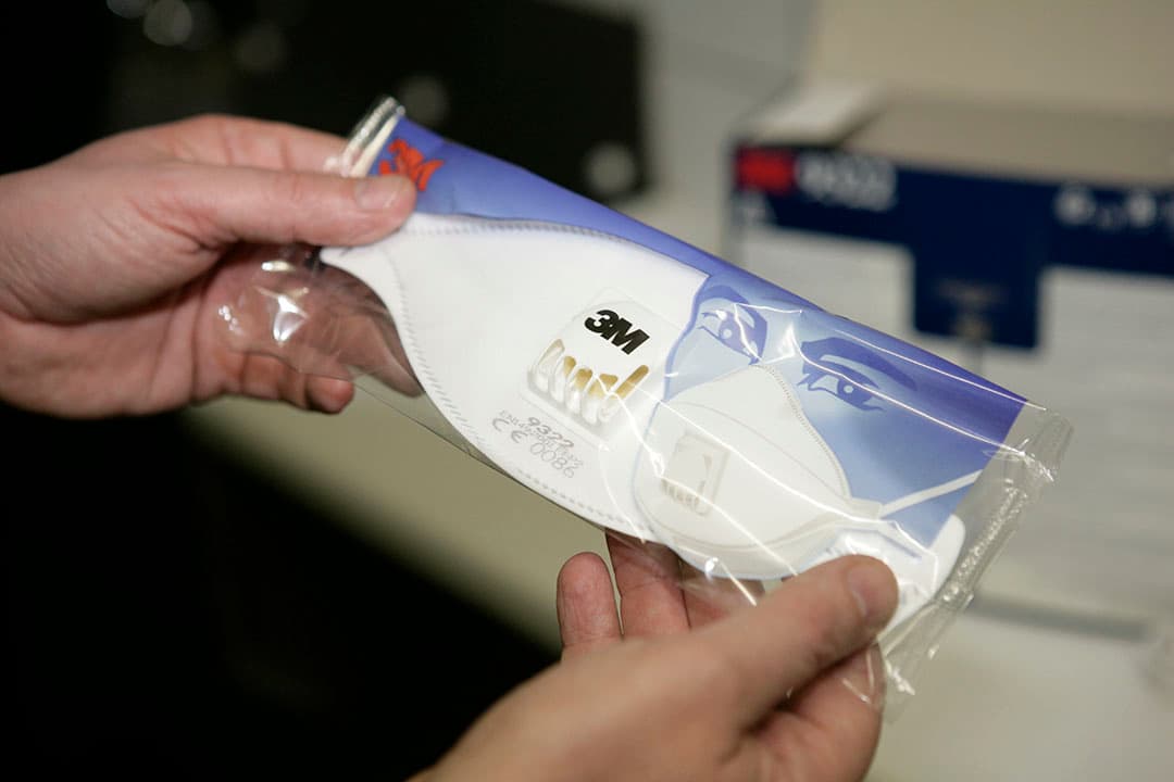 Dragen jullie adembescherming in de stallen? Dit is vraag 5 onder het punt ‘Controle en verzorging’ in de voor elk bedrijf verplichte risico-inventarisatie en -evaluatie. - Foto: Jan Willem Schouten