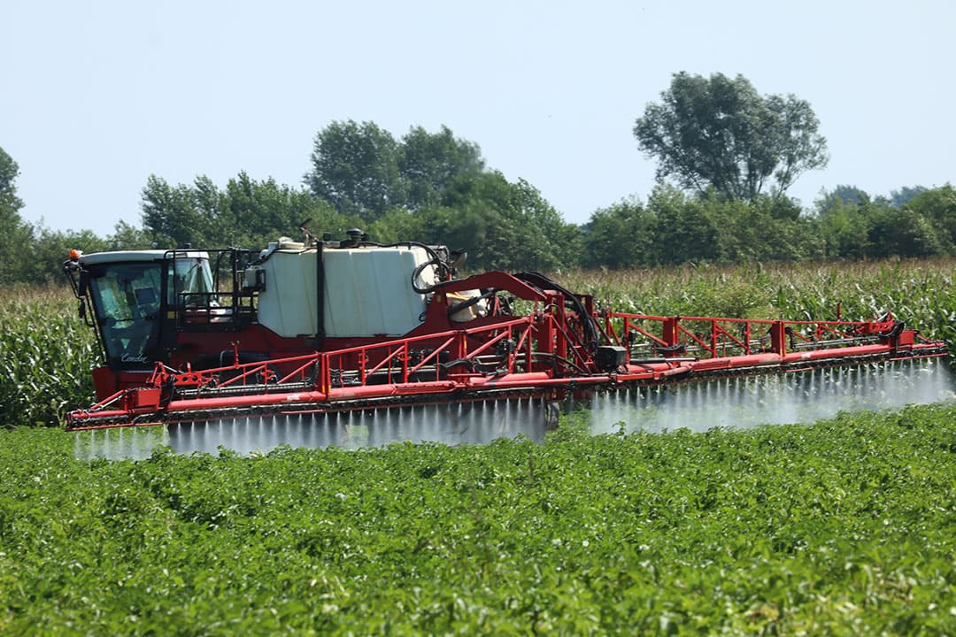 Chemische gewasbescherming in aardappelen. - Foto: Henk Riswick