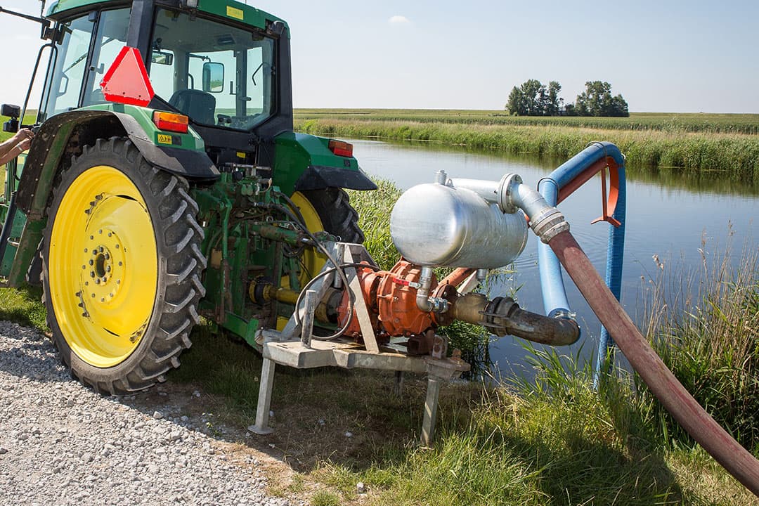 In bijna heel Midden-Brabant geldt nu een verbod op het pompen van water uit beken en sloten. - Foto: Peter Roek