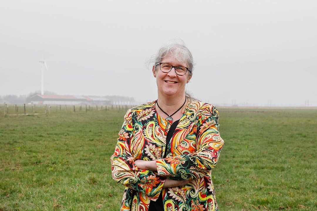 Agnes van den Pol-van Dasselaar (53) vertelt over de mogelijkheden die gras biedt aan de melkveehouderij. “Aandacht is het enige dat nodig is. Verdiep je in de materie. Dat verandert je mindset. Als dat eenmaal gebeurt pak je altijd winst.” - Foto's: Ton Kastermans