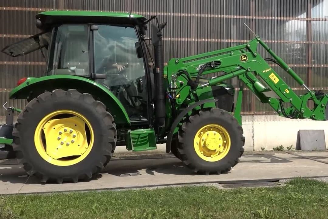 Boerderij heeft samen met het Duitse vakblad TopAgrar de John Deere 5075 E getest. - Foto: TopAgrar