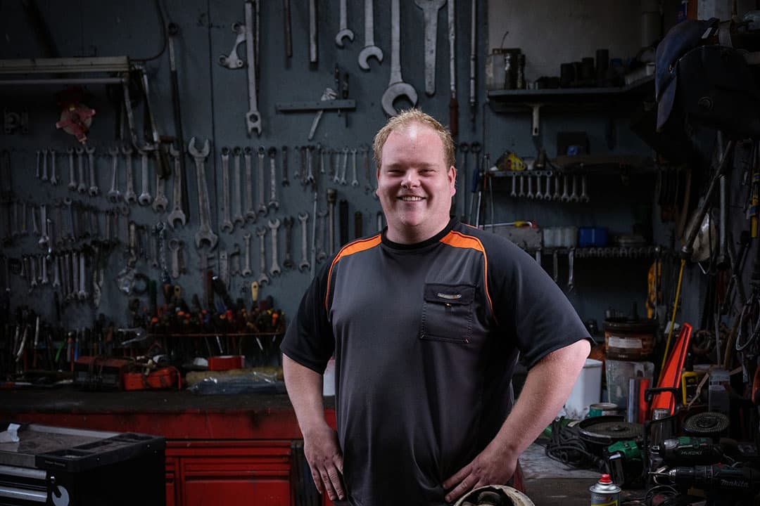 Frank Potze (23) woont in Roswinkel (Dr.). Hij zit sinds zijn 18e met zijn vader in maatschap. Ze hebben een akkerbouwbedrijf met 60 hectare in eigendom, daarnaast huren ze 15 hectare bij. - Foto's: Jan Willem van Vliet