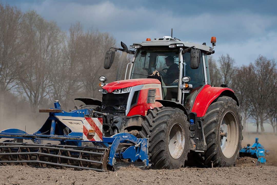 In Leur (Gld.) rijdt de eerste 6S-trekker in Nederland. Inmiddels staat er zo’n 90 uur op de klok.  Op een zandperceel wordt de trekker getest. De eerste indruk; Massey Ferguson heeft met de nieuwe viercilinder geluisterd naar kritiek. - Foto: Jacco van Erkelens