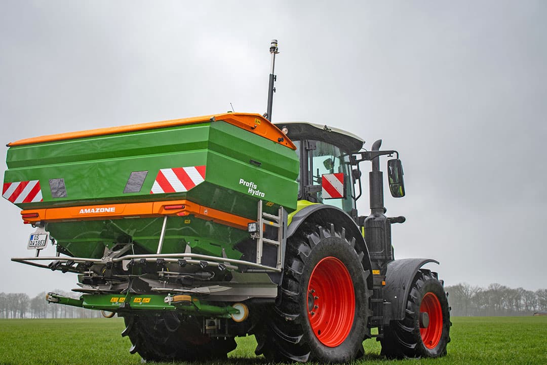 Wanneer de strooischotels gaan draaien vouwt de windsensor automatisch uit. Die zit ruim boven de trekkercabine, zodat de wind vrij spel heeft op de sensor. De sensor meet met behulp van ultrasone geluidsgolven de windkracht en windrichting. Deze meetmethode vereist geen draaiende delen en is daarmee onderhoudsvrij. Mocht je onder laag hangende takken door moeten strooien, dan kun je het automatisch uitklappen uitschakelen in de terminal. - Foto: Jacco van Erkelens