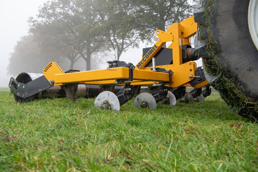 Met een graslandwoeler is het mogelijk een verdichte bodem los te maken, zonder de zode te vernieuwen. Een schijf snijdt de zode open, waarna een woeltand de storende laag loswerkt. Een nalooprol drukt de grond vervolgens weer terug op zijn plek. - Foto: Michel Velderman