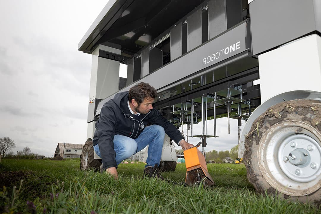 Arend Koekkoek, oprichter van Pixelfarming Robotics, wil met Robot One arbeidsintensieve teeltwerkzaamheden automatiseren om de kostprijs van chemievrij geteeld voedsel op hetzelfde niveau te krijgen als gangbaar geteeld voedsel. - Foto: Peter Roek