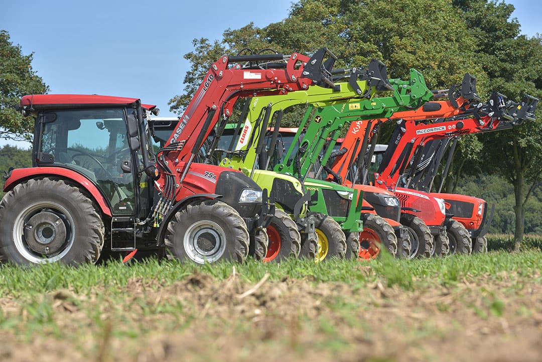 Case IH Farmall 75 A, Claas Elios 210, John Deere 5075E, Kubota M4073, McCormick X4.080 en Same Dorado 80 Natural; de zes geteste trekkers op een rij. - Foto: Guido Höner