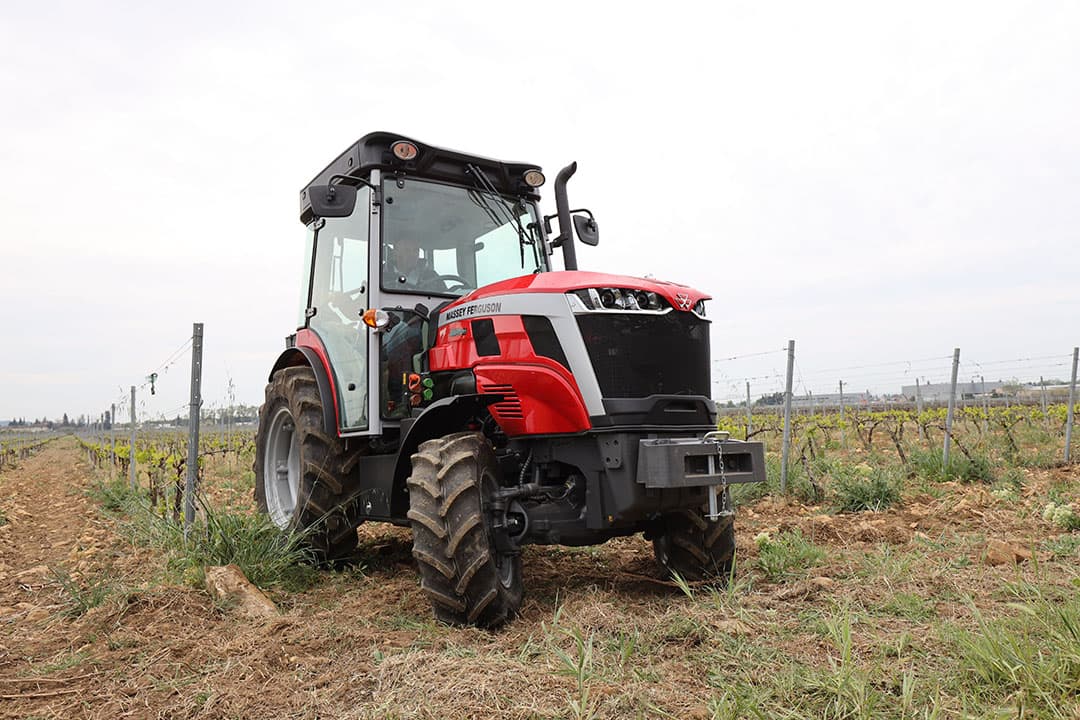Massey Ferguson vernieuwt de 3-serie trekkers. Die omvat de smalspoortrekkers, de platformtrekkers (zonder cabine) en de AL-serie met een laag zwaartepunt. Allen worden gebouwd door Carraro Agritalia in Italië. - Foto's: Bob Karsten.