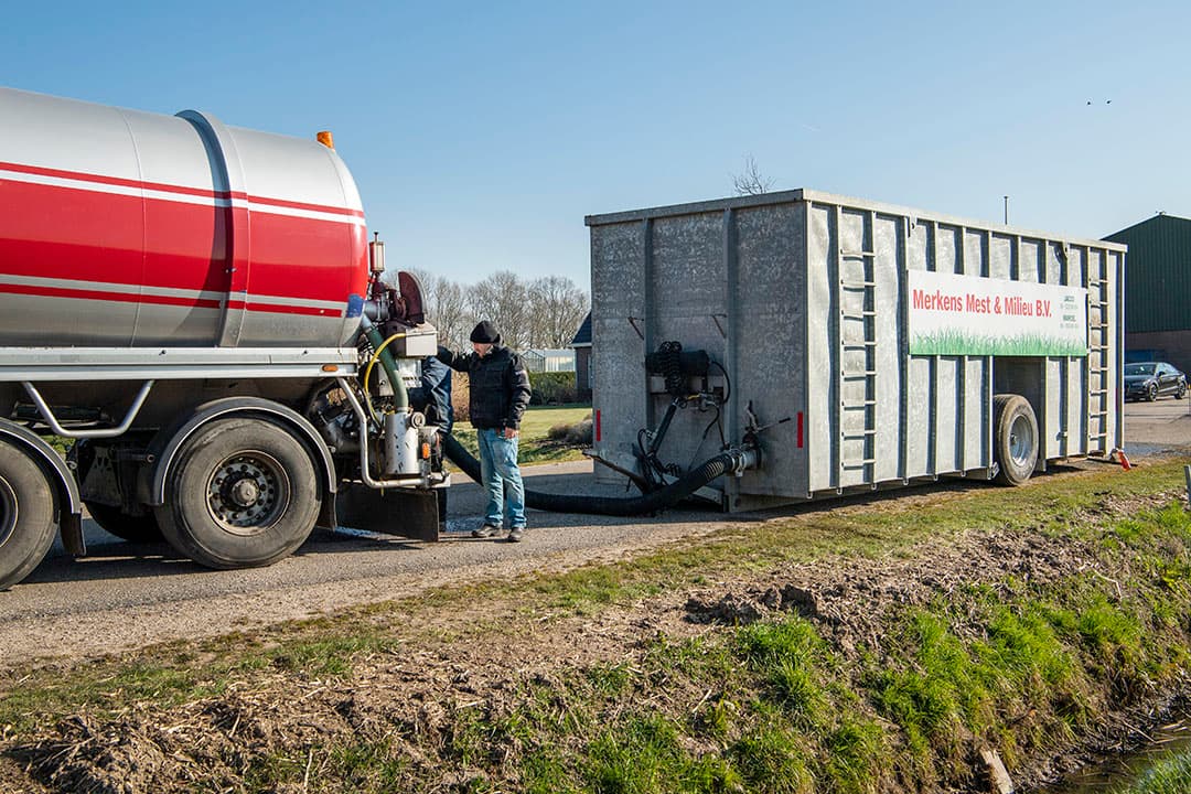 Door de hoge kunstmestprijs wordt dit voorjaar zoveel mogelijk onbewerkte mest gebruikt in allerlei open teelten. - Foto: Cor Salverius