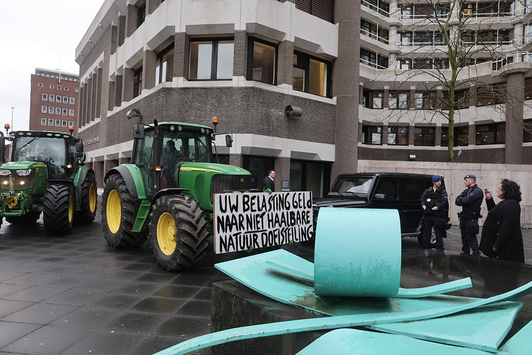 Actievoerders tijdens een boerenprotest begin april  in Den Haag. De boeren zijn het niet eens met het stikstofbeleid van minister van Natuur en Stikstof Christianne van der Wal. - Foto: Roel Dijkstra