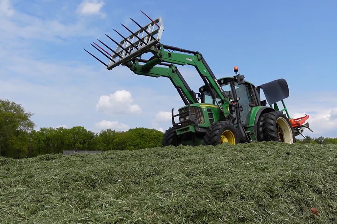 Melkveehouder Arjan maait, schud, harkt en kuilt het gras helemaal zelf in. - Foto: Paulus Maessen