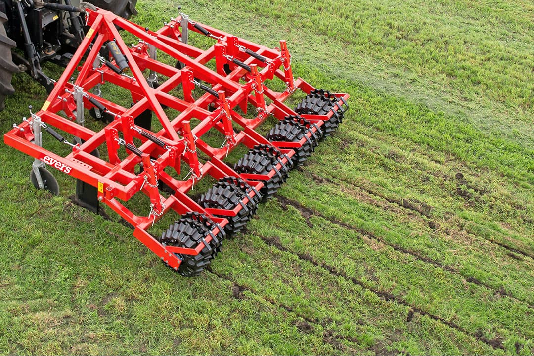 Een graslandwoeler maakt een verdichte bodem los zonder de zode te vernieuwen. Een schijf snijdt de zode open, een woeltand werkt de storende laag los en een nalooprol drukt alles aan. De Evers-graslandwoeler is ook te zien op de Grasdag op 16 juni 2022. - Foto Evers Agro