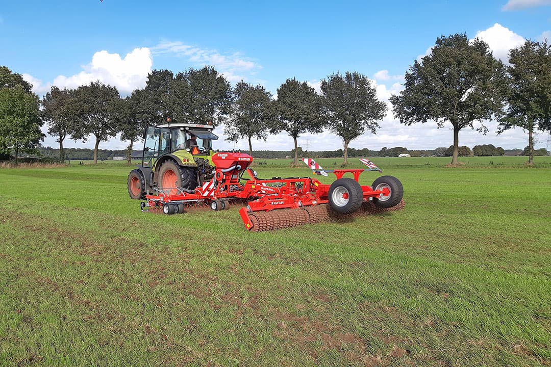 Güttler maakte de 6 meter brede uitvoering van zijn doorzaaimachine driedelig opklapbaar, voor een betere bodemvolging. - Foto: Güttler