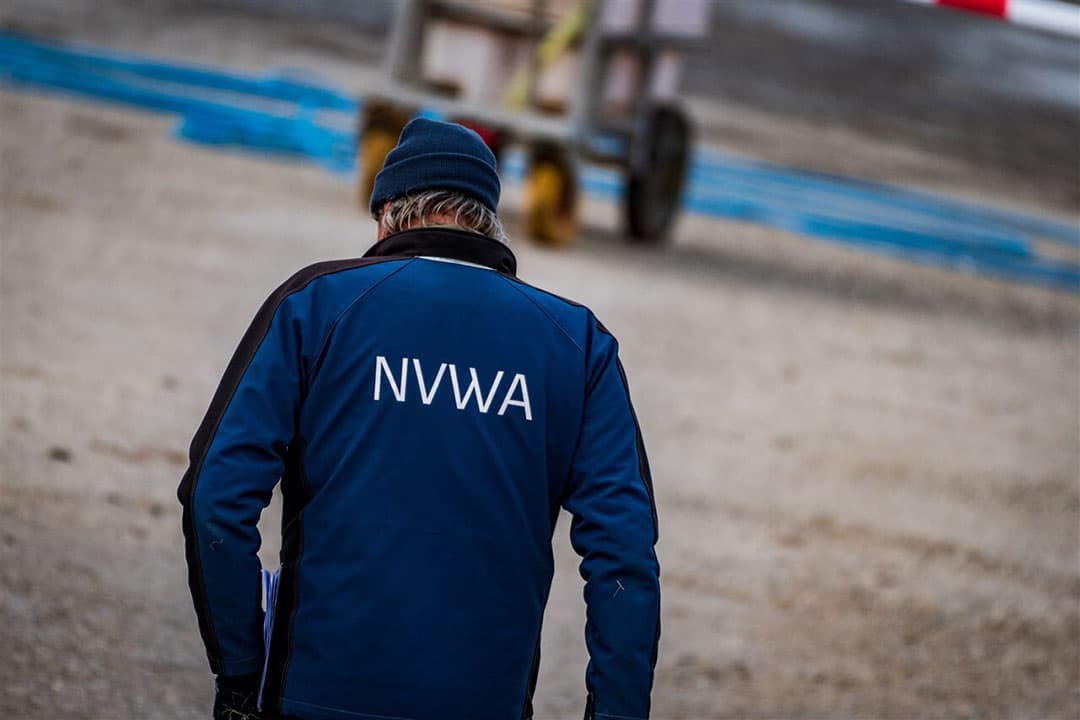 Archiefbeeld van een NVWA-medewerker bij een met vogelgriep besmet pluimveebedrijf. - Foto: ANP