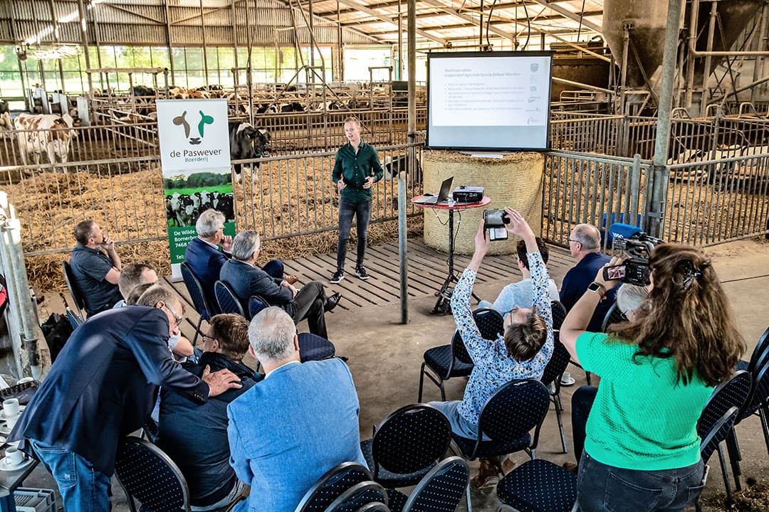 Jonge melkveehouder Rudi de Wilde spreekt Overijssels landbouwgedeputeerde Gert Harm ten Bolscher toe bij het overhandigen van het Wierdens Manifest, op het bedrijf van de familie De Wilde. - Foto: Ronald Hissink