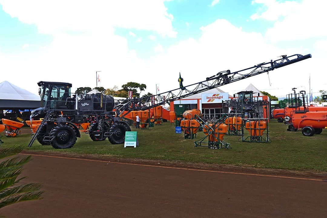 Zelfrijders op eind april gehouden Agrishow in Brazilië. In dat land worden jaarlijks zo'n 3.000 zelfrijders verkocht.  - Foto's: Martin Smits