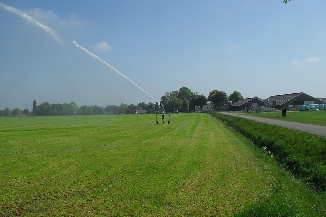 Nu er weinig water van betekenis voorspeld wordt staan veehouders op de drempel om hun grasland te gaan beregenen. - Foto: Misset