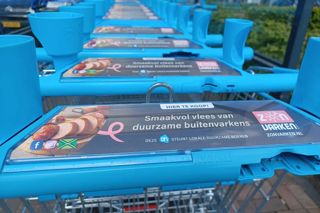 De reclame op de winkelwagentjes bij de Albert Heijn in Ede. Foto: Kees van Dooren