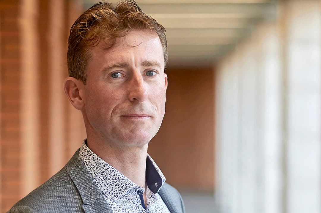 Martijn Zwiers is officier van justitie bij het Functioneel Parket. Hij doet daar veel zaken rondom milieucriminaliteit. Het Functioneel Parket is een specialistisch, landelijk opererend onderdeel van het Openbaar Ministerie, gefocust op bestrijding van complexe fraude en milieucriminaliteit. - Foto: Van Assendelft Fotografie