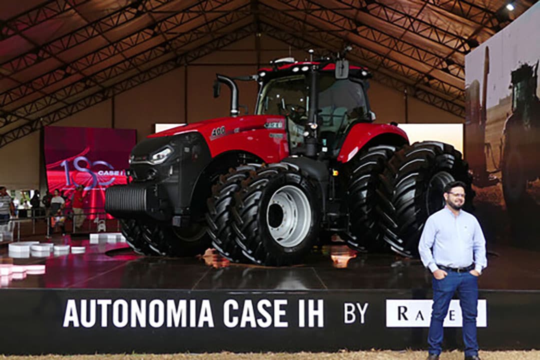 De Magnum 400 met techniek van Raven Agricultural Technology op de Agrishow, gehouden van 25 tot en met 29 april 2022, in Brazilië. De machine is als ‘gewone’ trekker inzetbaar en als volledig autonome trekker zonder chauffeur. - Foto: Martin Smits