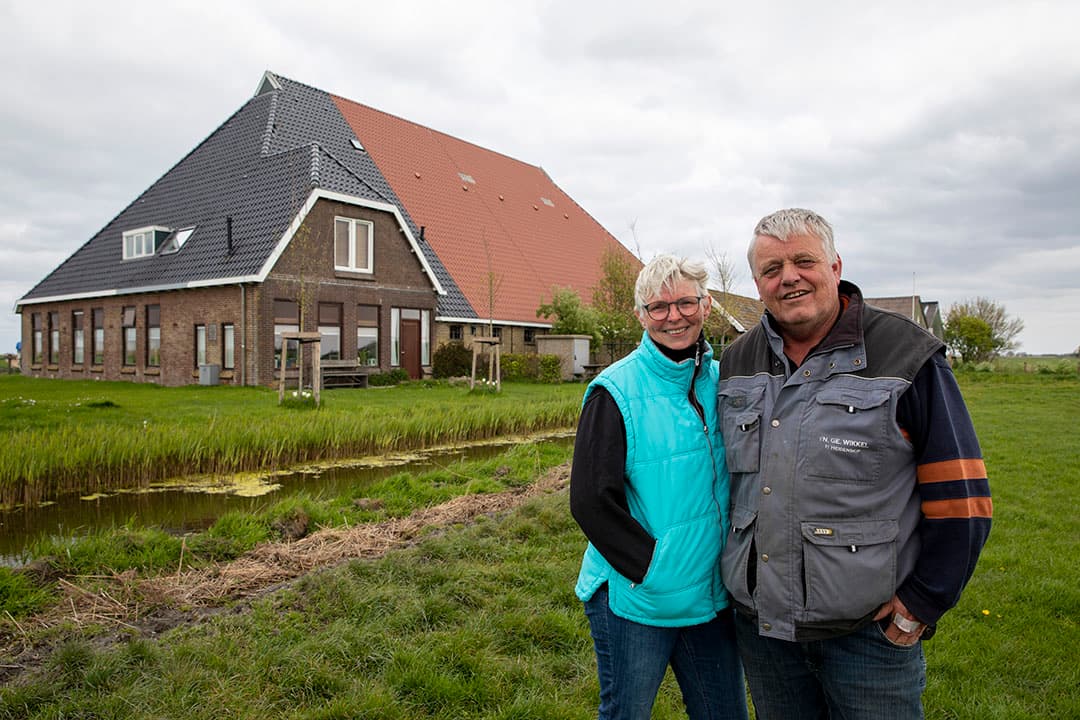 Gerdy Westendorp en Johannes Oenema, bestuurslid van pachtersbond BLHB. - Foto: Anne van der Woude