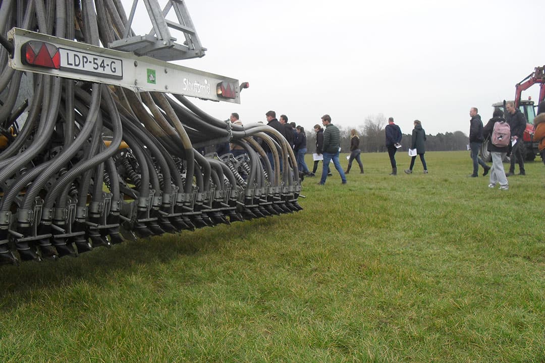 Het belang van precies bemesten werd ook al benadrukt op een demonstratie bemesten dit voorjaar op proefboerderij De Marke. - Foto: Boerderij