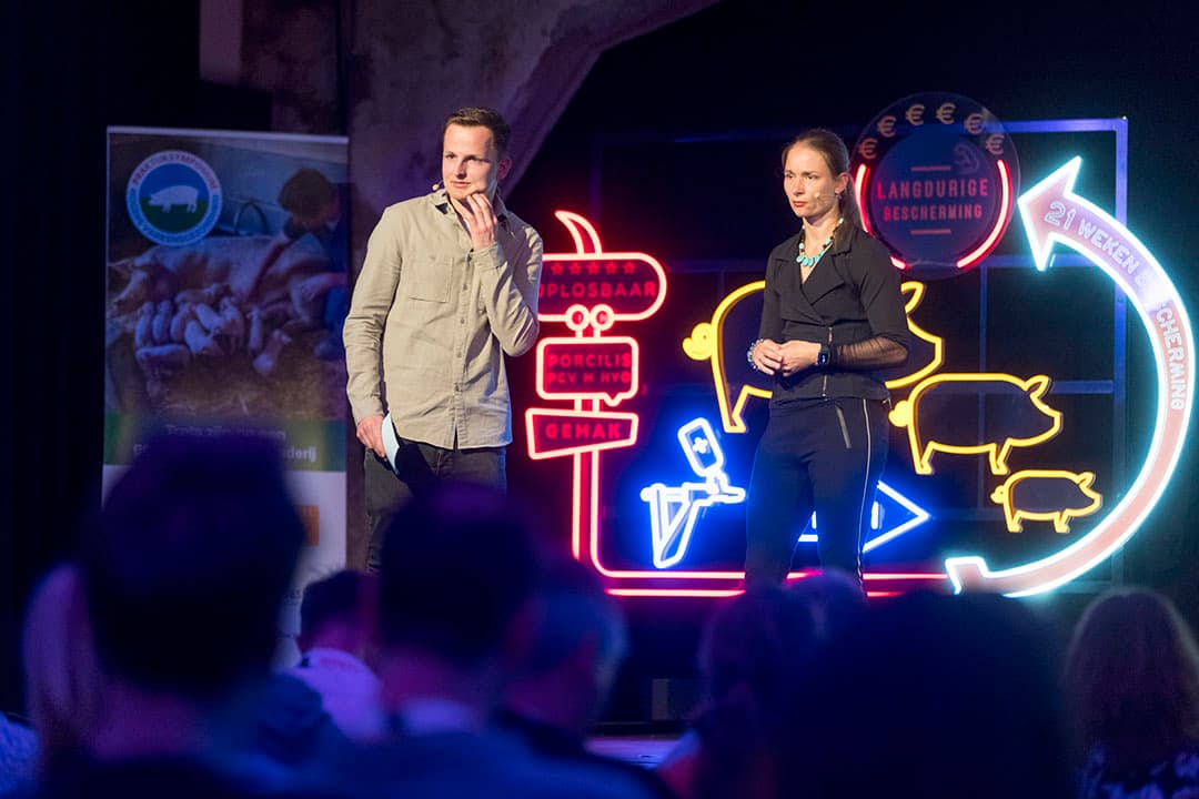 Karien Koenders vertel tijdens haar kennissessie het risico op staartbijten wordt vergroot door SINS. - Foto's: Koos Groenewold