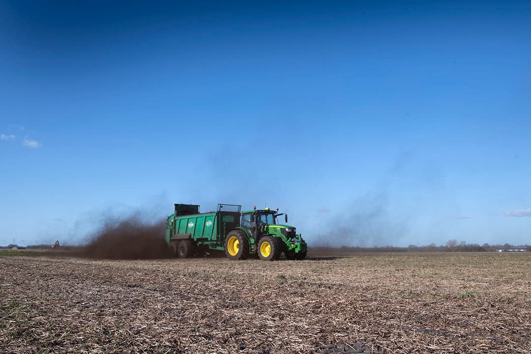 Uitrijden van compost over een perceel. Met dit product kan de organische stofvoorziening op peil gehouden worden. Een overmaat is niet rendabel. - Foto: Mark Pasveer