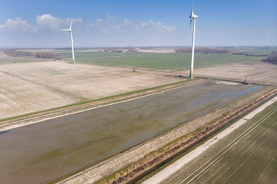 Vanuit de lucht is goed te zien dat het opgehoogde perceel van Noordam opdroogt. “De snelheid waarmee dat gebeurt hangt ook af van het weer. Bij droge, warme zomers zoals in 2018, 2019 en 2020 gaat de rijping van de grond sneller”, zegt Noordam. - Foto's: Mark Pasveer