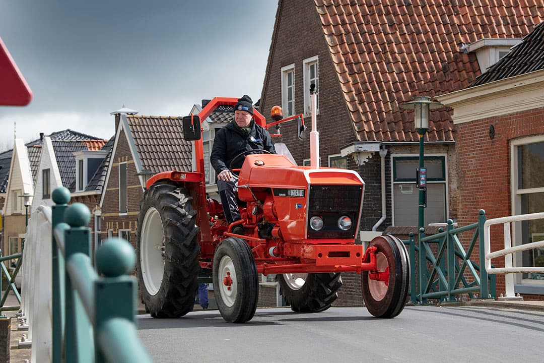 Egbertus Terpstra (56) runde ooit samen met zijn broer Andries een akkerbouwbedrijf. Inmiddels is hij alweer 37 jaar lang werkzaam bij DeWulf (voorheen Miedema) in Winsum (Fr.). Hij was jarenlang monteur en heeft inmiddels een facilitaire functie.  - Foto's: Mark Pasveer